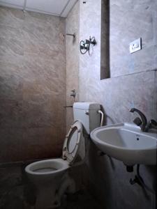 Common Bathroom Image of 580 Sq.ft 1 BHK Apartment / Flat for sale in Sector 74 Noida for Rs. 2200000