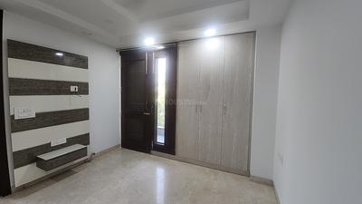 Bedroom Image of 2000 Sq.ft 3 BHK Builder Floor for rent in Surajmal Vihar New Delhi for Rs. 50000