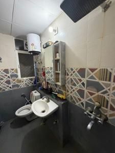 Bathroom Image of 950 Sq.ft 2 BHK Apartment / Flat for rent in Jaypee Kosmos, Sector 134 Noida for Rs. 29000