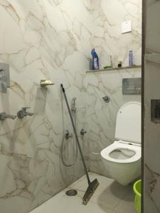 Common Bathroom Image of 700 Sq.ft 2 BHK Apartment / Flat for rent in Vikaspuri New Delhi for Rs. 21000