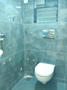 Common Bathroom Image of 595 Sq.ft 1 BHK Apartment / Flat for sale in Madar Signature, Mira Road East Mira Bhayandar for Rs. 7400000