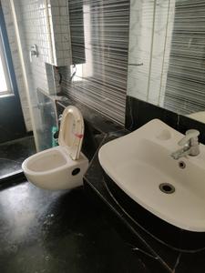 Common Bathroom Image of 1320 Sq.ft 3 BHK Apartment / Flat for sale in K Raheja Vistas, Powai Mumbai for Rs. 49999999