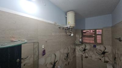 Bathroom Image of 750 Sq.ft 1 BHK Apartment / Flat for rent in Khajrana Indore for Rs. 16000