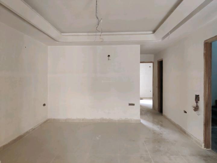 Beautifully maintained builder flat Main Image 1