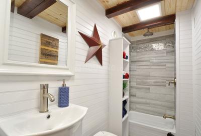 Bathroom Image of 4500 Sq.ft 6 BHK Apartment / Flat for sale in Satguru Kalyan, Khar West Mumbai for Rs. 250000000