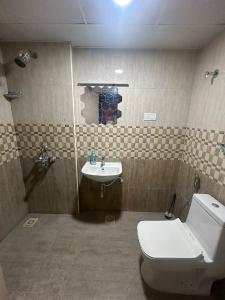 Bathroom Image of 989 Sq.ft 2 BHK Apartment / Flat for sale in Plaza Elite Acres, Semmancheri Chennai for Rs. 6000000