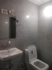 Common Bathroom Image of 1800 Sq.ft 3 BHK Apartment / Flat for rent in DDA Flats Vasant Kunj, Vasant Kunj New Delhi for Rs. 90000