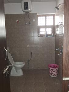 Bathroom Image of 2152 Sq.ft 2 BHK Builder Floor for rent in Gomti Nagar Lucknow for Rs. 18000