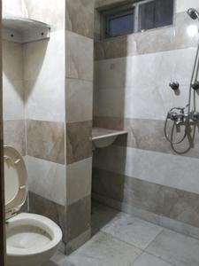 Common Bathroom Image of 900 Sq.ft 2 BHK Builder Floor for rent in Mansarover Garden New Delhi for Rs. 26000