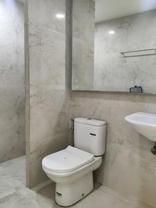 Common Bathroom Image of 1350 Sq.ft 3 BHK Apartment / Flat for sale in Hiranandani Estate Thane for Rs. 27000000