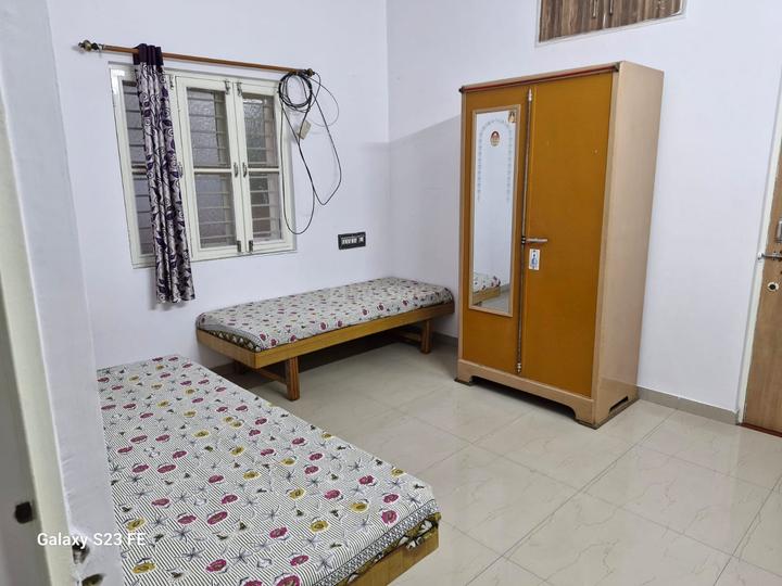 Vasana Hadmatia, Sargasan Bedroom 1