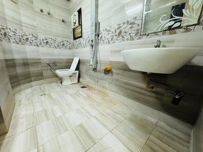 Bathroom Image of 896 Sq.ft 1 RK Apartment / Flat for rent in  Bageshree, Satellite Ahmedabad for Rs. 25000