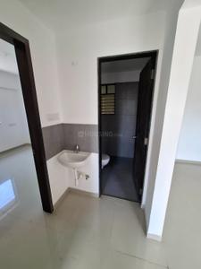 Bathroom Image of 850 Sq.ft 2 BHK Apartment / Flat for rent in Hadapsar Pune for Rs. 13000