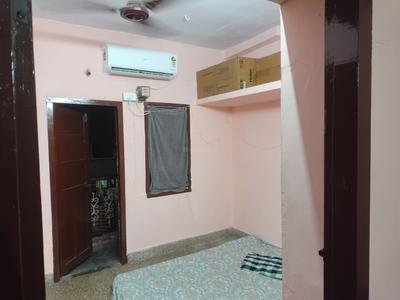 Bedroom Image of 400 Sq.ft 1 BHK Independent House for rent in Aminjikarai Chennai for Rs. 15000