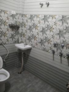 Bathroom Image of 2100 Sq.ft 2 BHK Builder Floor for rent in Gomti Nagar Lucknow for Rs. 18000