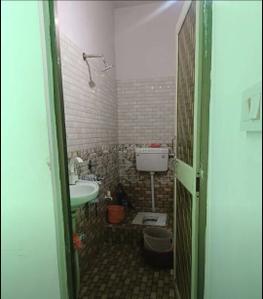 Bathroom Image of 1000 Sq.ft 1.5 BHK Independent House for rent in Koshta Rewa for Rs. 4200