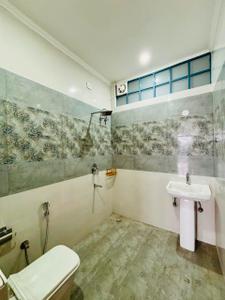 Bathroom Image of 1700 Sq.ft 3 BHK Builder Floor for rent in Sahastradhara Road Dehradun for Rs. 30000