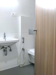 Common Bathroom Image of 650 Sq.ft 2 BHK Apartment / Flat for rent in Godrej Emerald, Kasarvadavali Thane for Rs. 25129