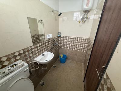 Bathroom Image of 1200 Sq.ft 3 BHK Apartment / Flat for rent in Ishaan Park, Patel Nagar Bhopal for Rs. 18000