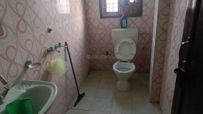 Bathroom Image of 600 Sq.ft 1 BHK Independent House for rent in Palam Vihar Extension Gurgaon for Rs. 9000