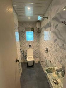 Bathroom Image of 450 Sq.ft 1 BHK Apartment / Flat for rent in Varun Enclave, Sector 28 Noida for Rs. 10000