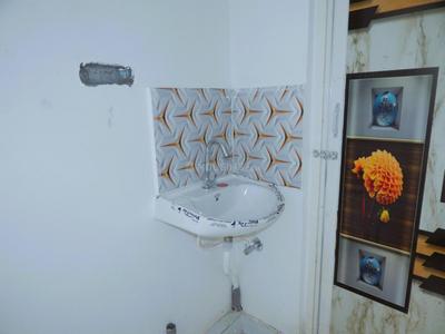 Bathroom Image of 750 Sq.ft 2 BHK Apartment / Flat for sale in Dum Dum Cantonment Kolkata for Rs. 2400000