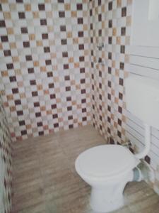 Bathroom Image of 915 Sq.ft 3 BHK Apartment / Flat for sale in Simoco Sanhita Housing Complex Precinct 8, Saduli Kolkata for Rs. 3200000