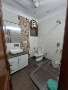 Bathroom Image of 1800 Sq.ft 3 BHK Builder Floor for rent in Lajpat Nagar New Delhi for Rs. 70000