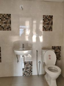 Common Bathroom One Image of 624 Sq.ft 2 BHK Apartment / Flat for rent in Mahindra Happinest Kalyan, Bhiwandi Thane for Rs. 17600