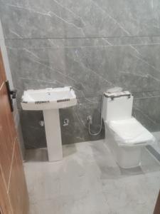 Bathroom Image of 1900 Sq.ft 2 BHK Builder Floor for rent in Palam Vihar Extension Gurgaon for Rs. 33000
