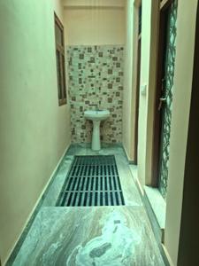 Bathroom Image of 1500 Sq.ft 2 BHK Independent House for rent in Guramba Lucknow for Rs. 15000