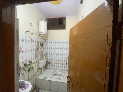 Bathroom Image of 668 Sq.ft 2 BHK Builder Floor for sale in Pandav Nagar New Delhi for Rs. 7900000