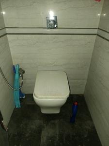 Common Bathroom Image of 1000 Sq.ft 2 BHK Apartment / Flat for rent in Amanora Future Towers, Hadapsar Pune for Rs. 44000