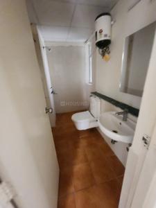 Bathroom Image of 950 Sq.ft 2 BHK Apartment / Flat for rent in Jaypee Kosmos, Sector 134 Noida for Rs. 23999