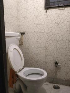 Common Bathroom One Image of 1100 Sq.ft 2 BHK Apartment / Flat for rent in Cooperative Archana Apartment by Cooperative Group Housing Society (CGHS), Paschim Vihar New Delhi for Rs. 30000