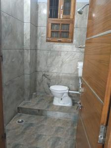 Bathroom Image of 1500 Sq.ft 2 BHK Builder Floor for rent in Indira Nagar Lucknow for Rs. 15500