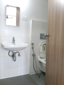 Common Bathroom Image of 850 Sq.ft 2 BHK Apartment / Flat for rent in Godrej Emerald, Kasarvadavali Thane for Rs. 28599