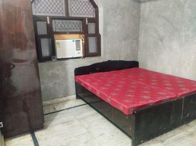 Bedroom Image of 1500 Sq.ft 3 BHK Independent House for rent in Mansarover Garden New Delhi for Rs. 35000