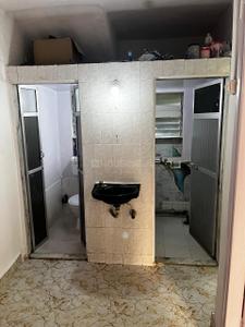 Bathroom Image of 550 Sq.ft 1 BHK Apartment / Flat for rent in Andheri West Mumbai for Rs. 47000