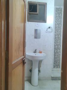 Common Bathroom Image of 810 Sq.ft 2 BHK Builder Floor for rent in Sector 49 Faridabad for Rs. 15000