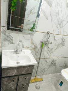 Bathroom Image of 850 Sq.ft 2 BHK Builder Floor for rent in Vaishali Ghaziabad for Rs. 25000