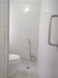 Common Bathroom One Image of 650 Sq.ft 1 BHK Apartment / Flat for sale in Saraswati Apartment, Vasant Kunj New Delhi for Rs. 18500000