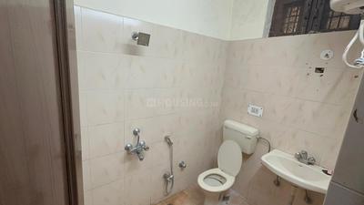 Bathroom Image of 2650 Sq.ft 3 BHK Villa for rent in DARSHAN VILLA, Dalanwala Dehradun for Rs. 90000