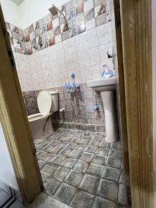 Bathroom Image of 950 Sq.ft 2 BHK Apartment / Flat for rent in ABCZ East Sapphire, Sector 45 Noida for Rs. 25000