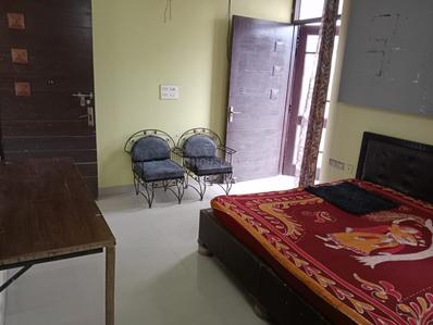 Bedroom Image of 700 Sq.ft 1 BHK Independent House for rent in Sector 61 Noida for Rs. 20000