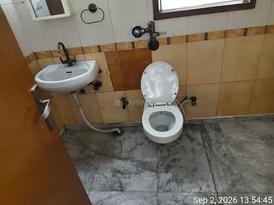 Bathroom Image of 1300 Sq.ft 3 BHK Apartment / Flat for rent in Patparganj New Delhi for Rs. 50000