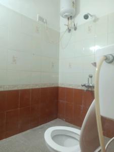 Common Bathroom Two Image of 1100 Sq.ft 2 BHK Builder Floor for rent in Mathikere Bengaluru for Rs. 28000