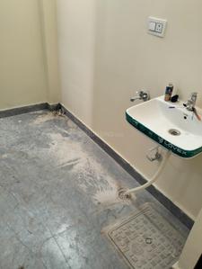 Bathroom Image of 800 Sq.ft 1.5 BHK Apartment / Flat for rent in Sector 110 Gurgaon for Rs. 13000