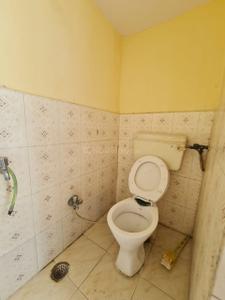 Bathroom Image of 700 Sq.ft 1 RK Builder Floor for rent in Janakpuri New Delhi for Rs. 18000