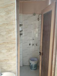 Bathroom Image of 600 Sq.ft 2 BHK Apartment / Flat for rent in Shahdara New Delhi for Rs. 10000